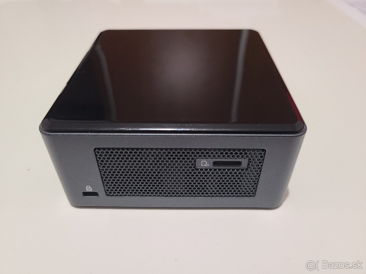 Intel NUC 8i5BEH - 3