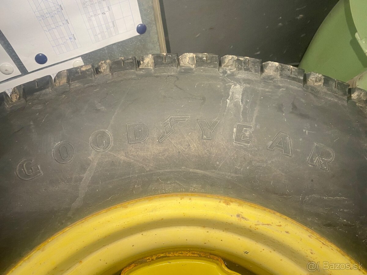 Predám GOLFové pneumatiky s diskami pre traktor John Deere - 3