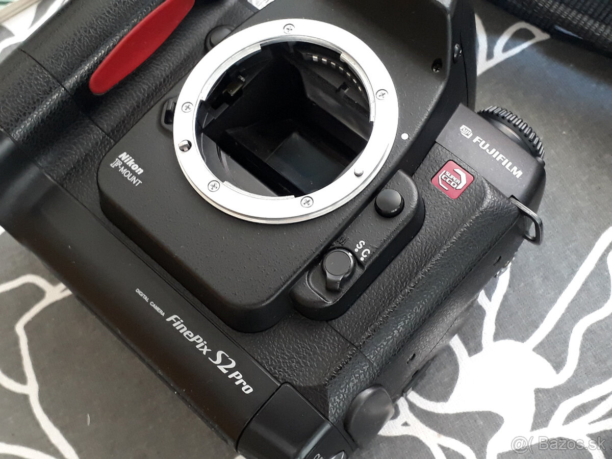 Fujifilm S2 Pro (telo) - 3