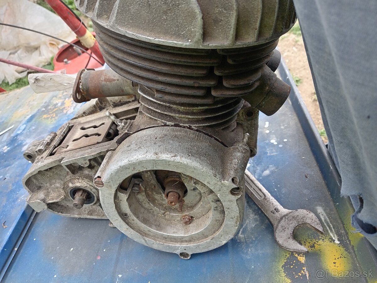 Motor ČZ 250 968 - 3