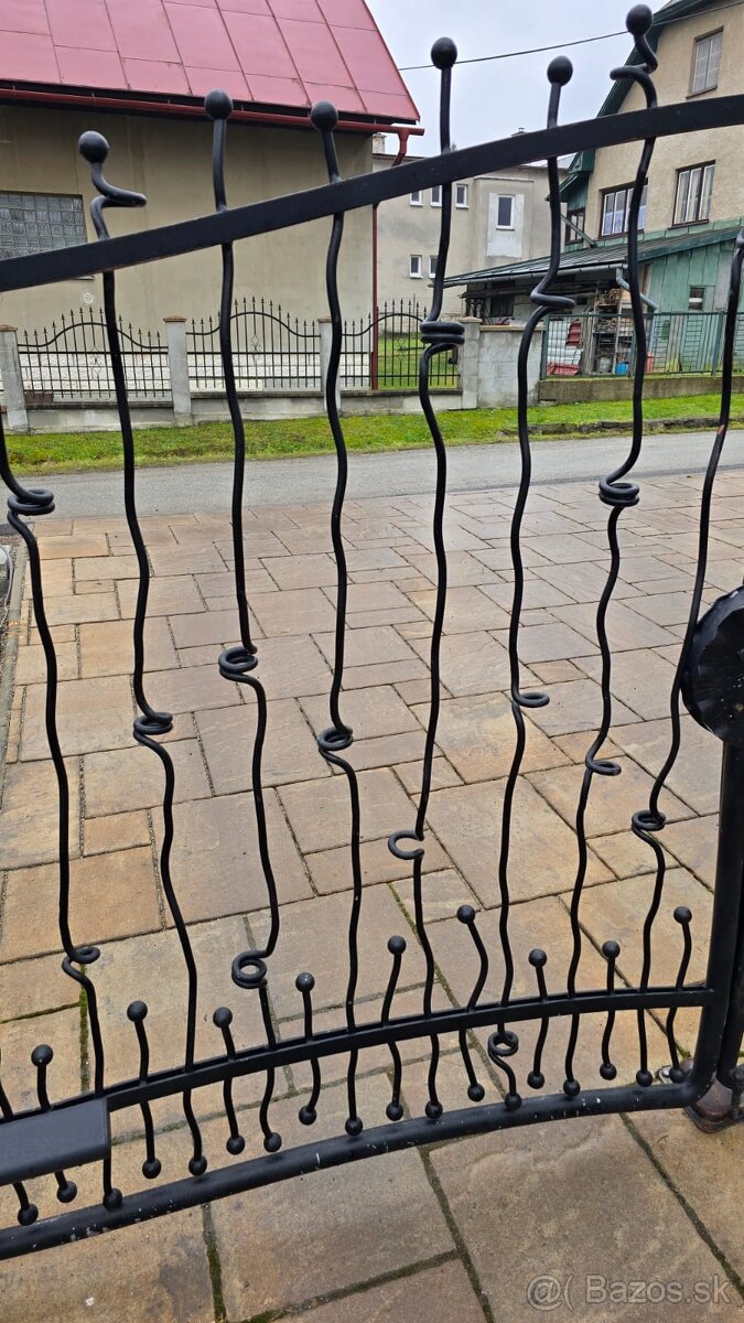 Predám dvojkrídlovú bránu s báničkou - 3