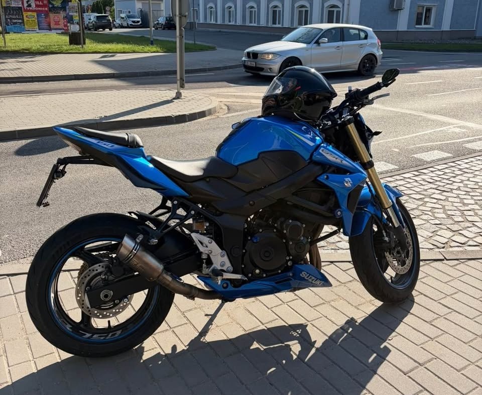 Suzuki GSR 750 - 3