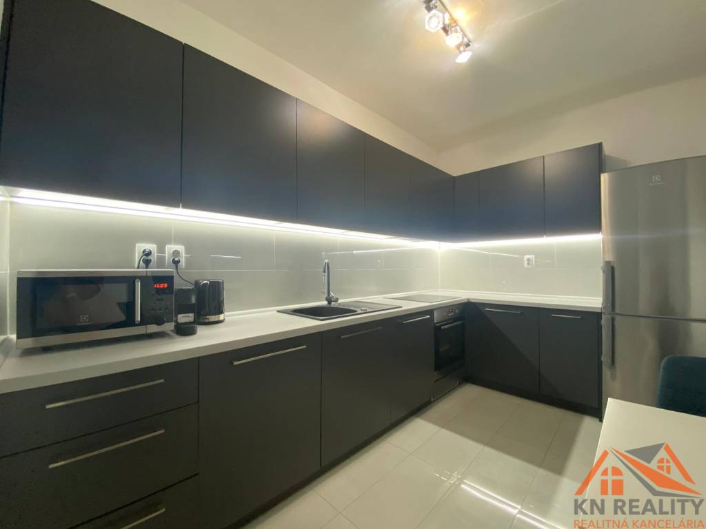 VÝBORNÁ LOKALITA Krásny tehlový 2 izbový byt Komárno - 3