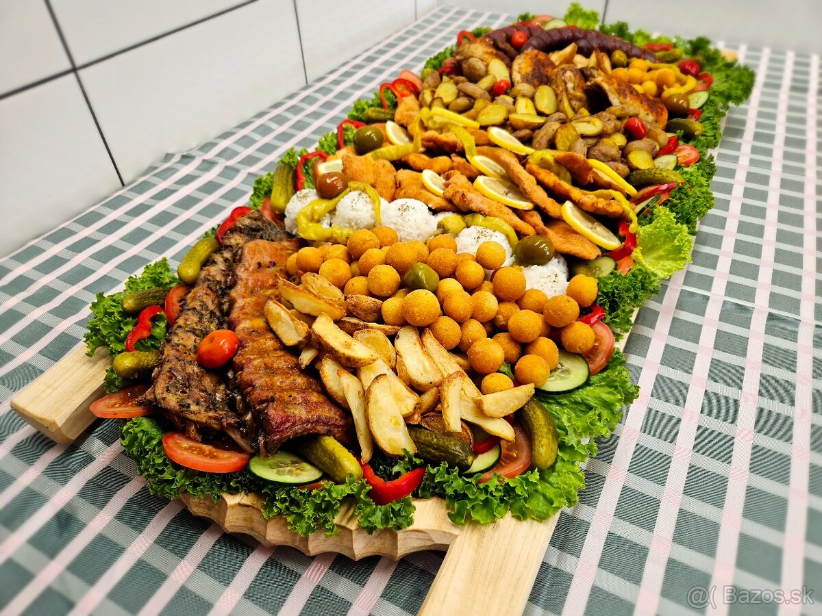 Pláto s rôznymi dobrotami a pečené prasiatko - 3