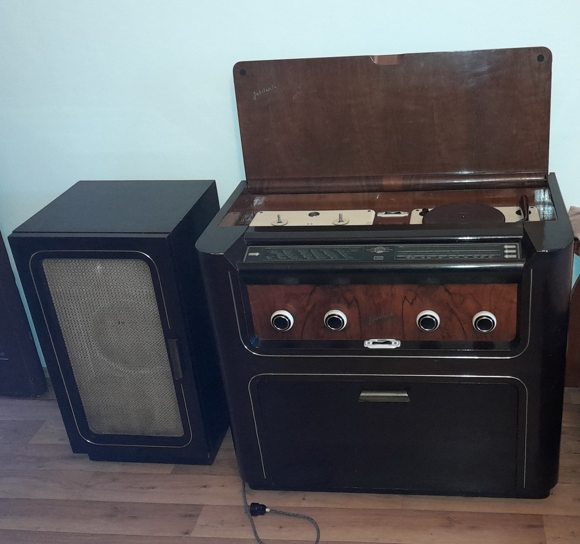 Hudobná skriňa Tesla 1101A Jubilant - 3