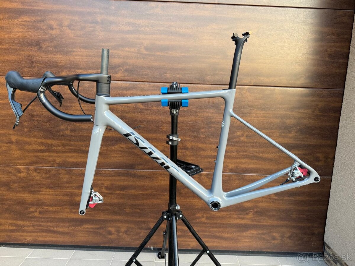 Predam novy ram Isaac Element Granite Grey 2025 - 3