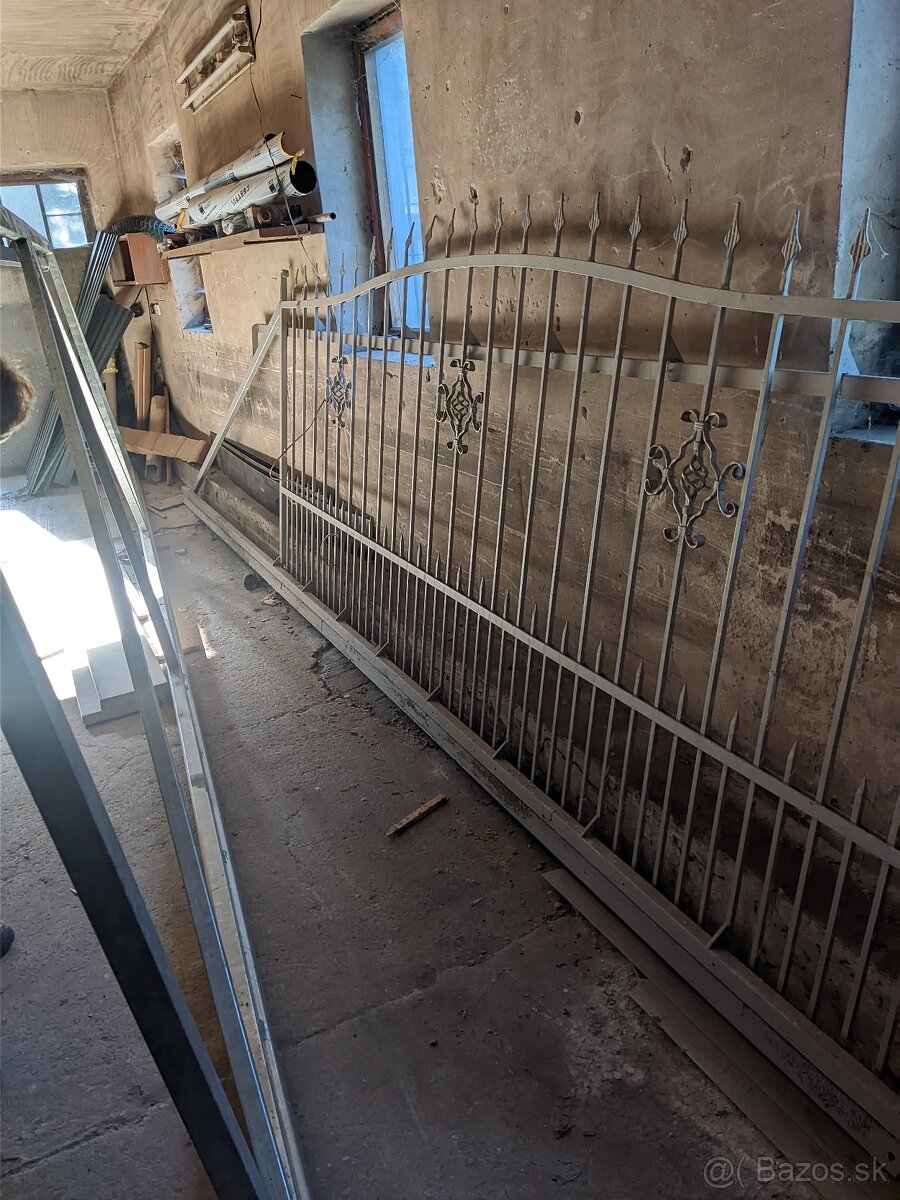 Predám nepoužívanú samonosnú bránu.Super cena - 3