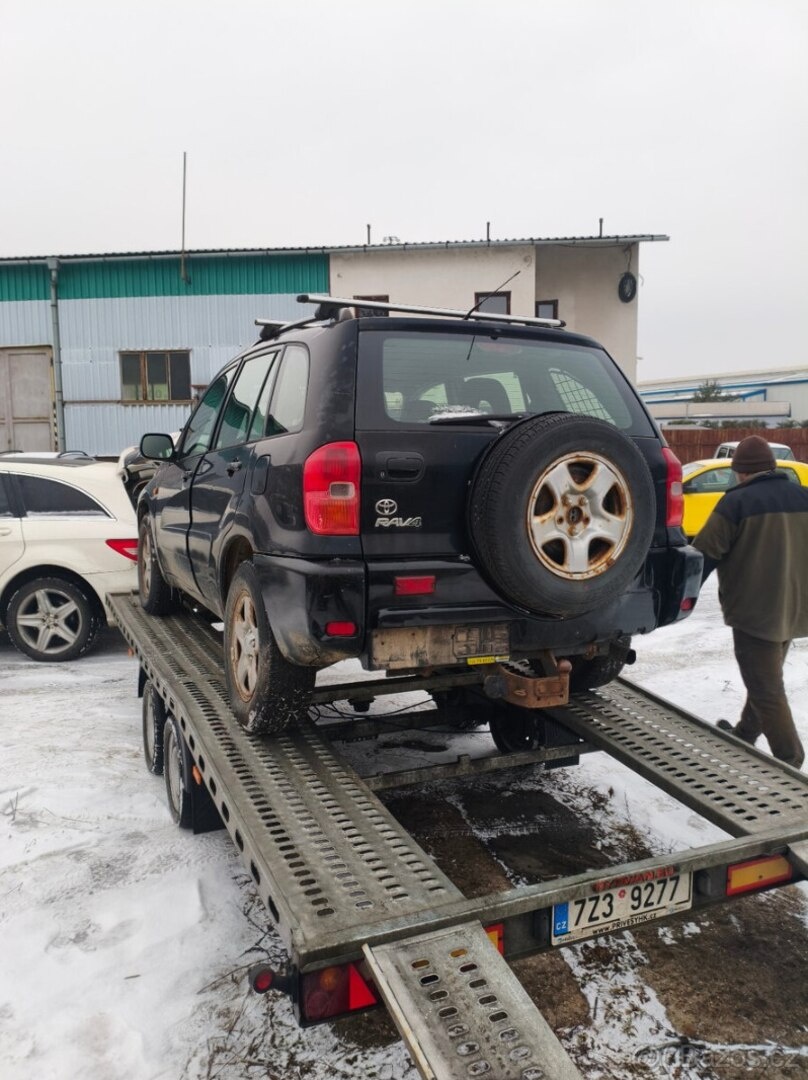 REZERVACE Toyota RAV4 benzín POTKANÝ MOTOR - 3
