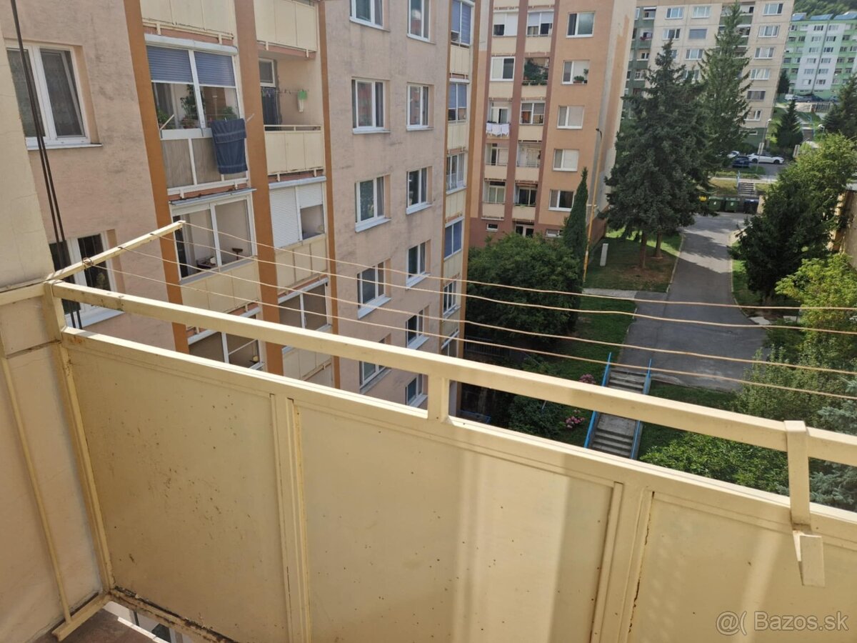 Na predaj priestranný 1 izbový byt s loggiou v obci Kanianka - 3