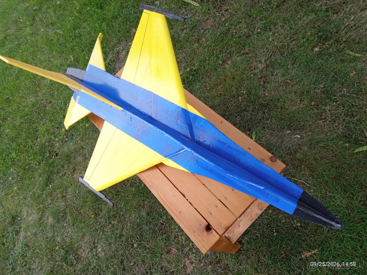 Predám model F-16 + príslušenstvo - 3