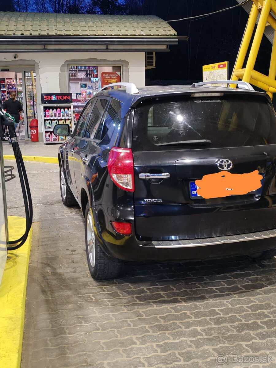Predám Toyota RAV4 2.2 d 4x4 - 3