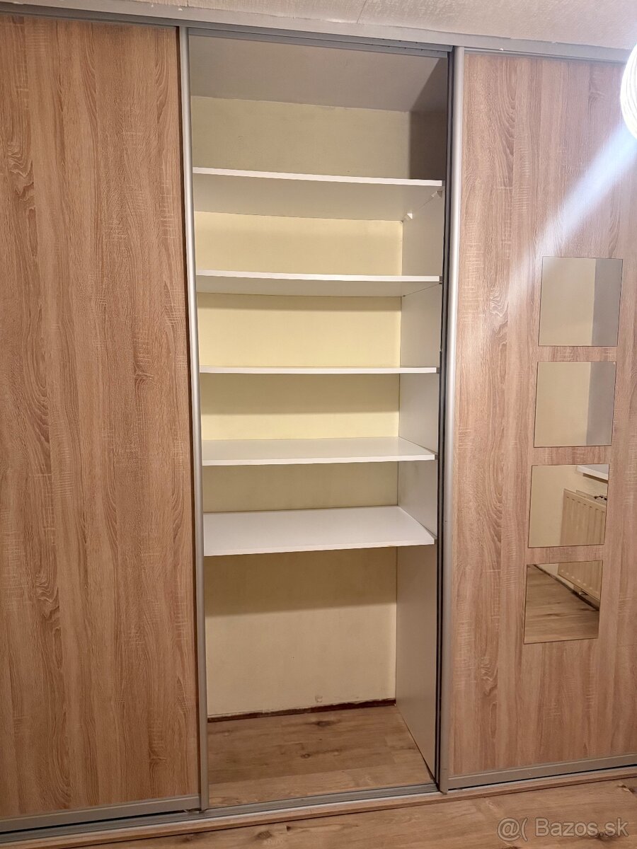 Predám vstavanú skriňu s posuvnými dverami – 285 × 62 × 260 - 3