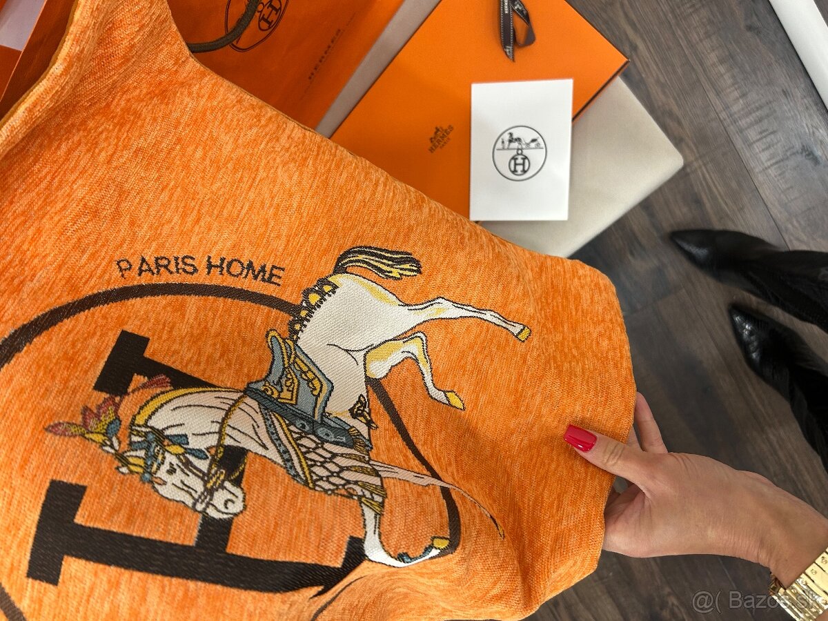 Hermes obliecka na vankúš. - 3