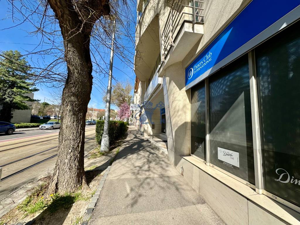 Obchodno- kancelársky priestor s výkladom na Nám. slobody - 3