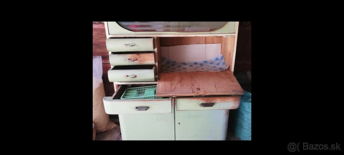 Predám starožitný kredenec - 3