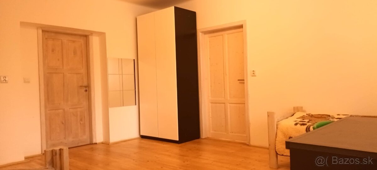 Kompletne zariadený 3-i byt v RD na dobrej adrese v Hlohovci - 3