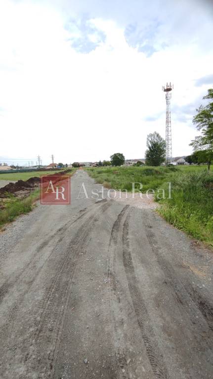 Predaj: POZEMOK 4471m2 vo Vrádišti, vhodný na komerčné využ - 3