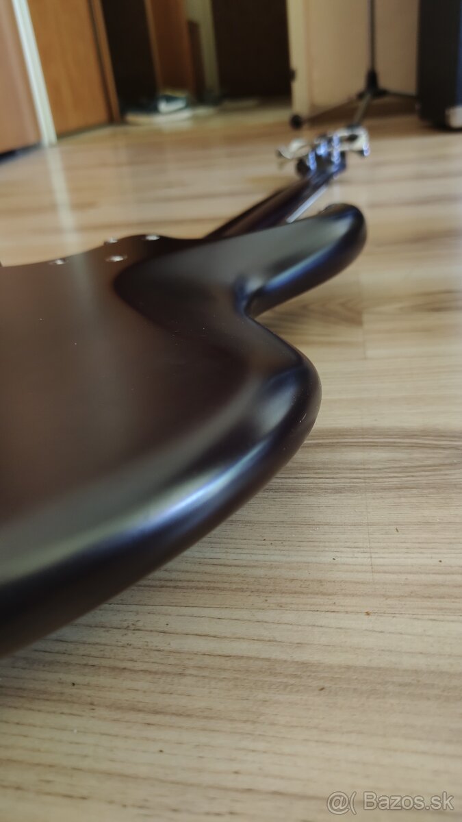 Basgitarista Meg - 3