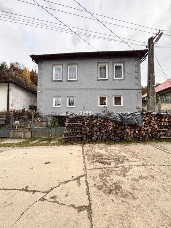 PRAKOVCE - veľký, pekne udržiavaný dvojgeneračný rodinný dom - 3