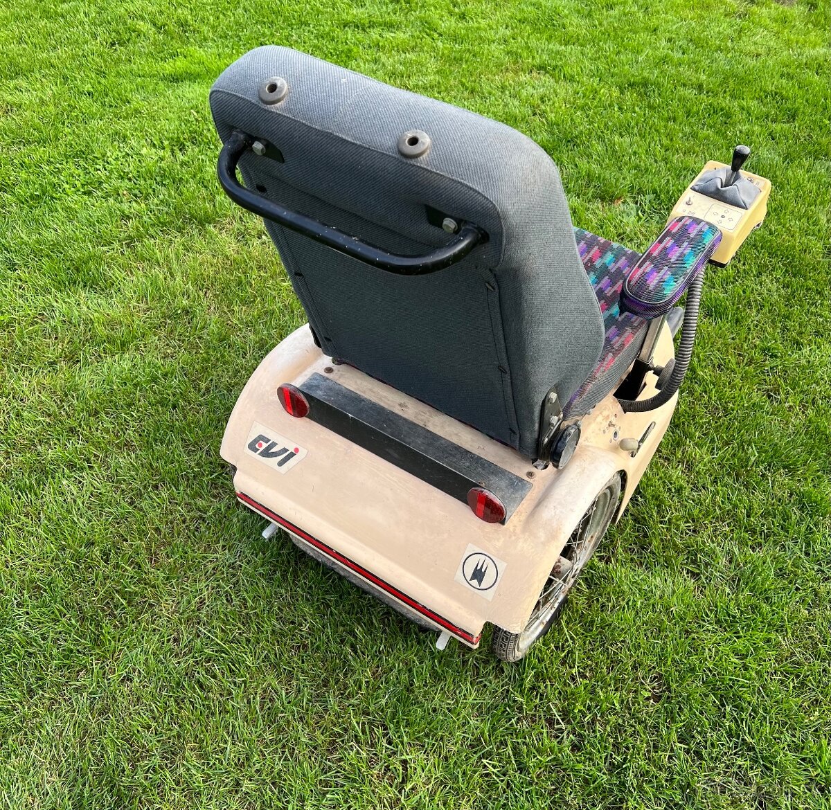 Starší elektrický invalidný vozík - 3