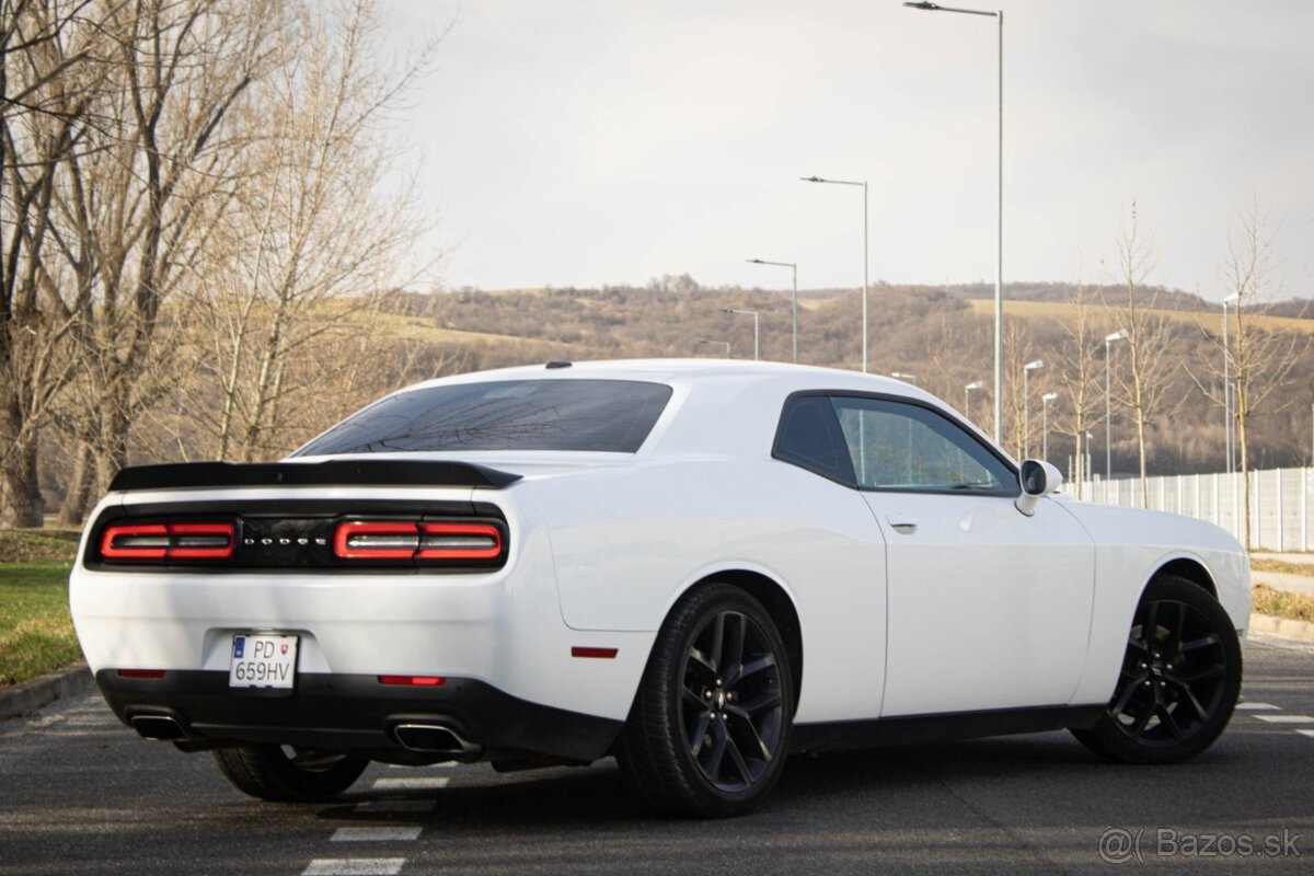 Dodge Challenger 5,7 HEMI RT - 3