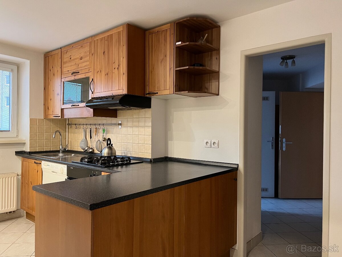 Prenájmem 3 izbový byt v centre Nových Zámkov - 3