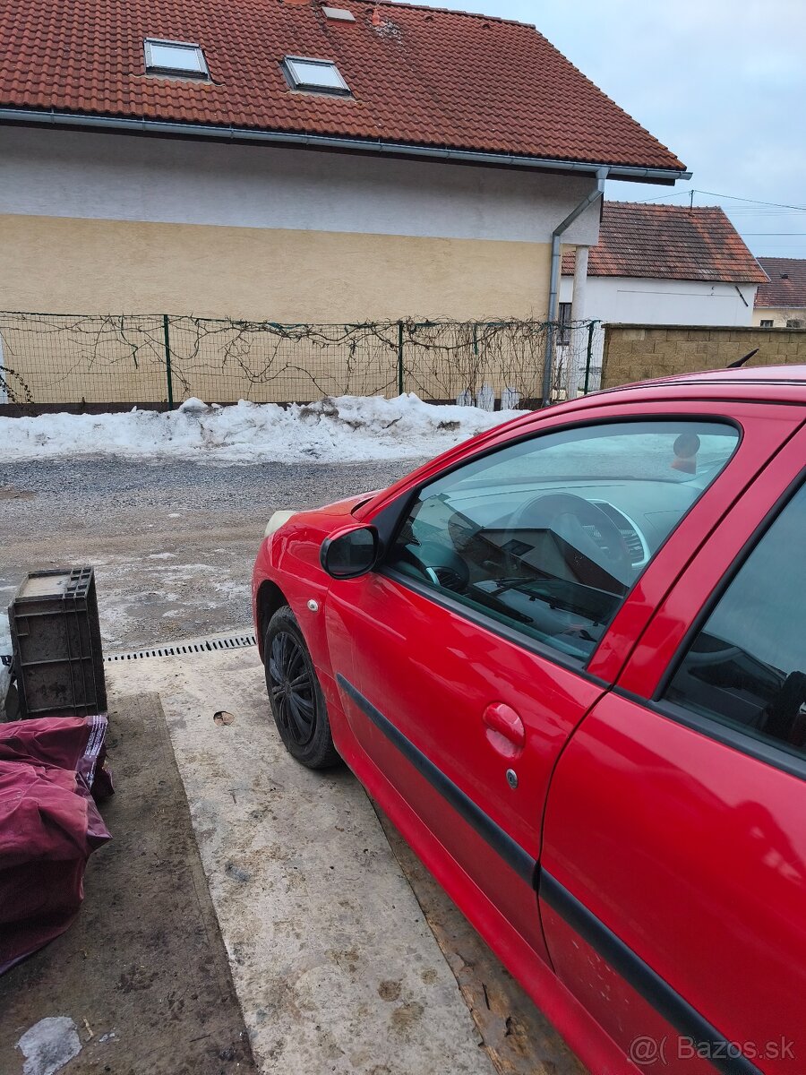 Peugeot 207 1.4 benzín - 3