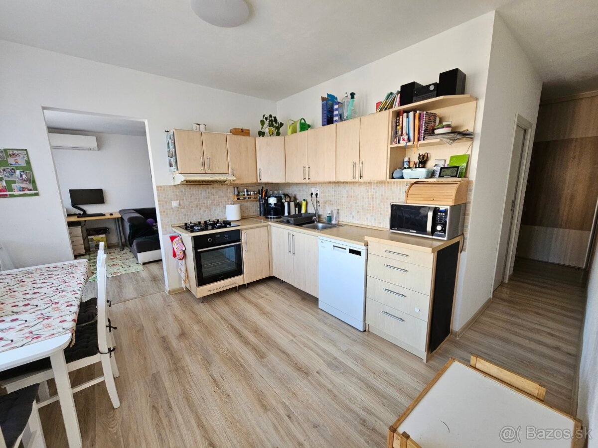 Predám slnečný priestranný 3-izbový byt v Novej Bani (74 m²) - 3