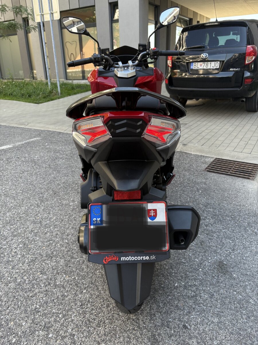 Predám skúter SYM JET X 125i - nový 8/25 ,záruka +3x prilba - 3