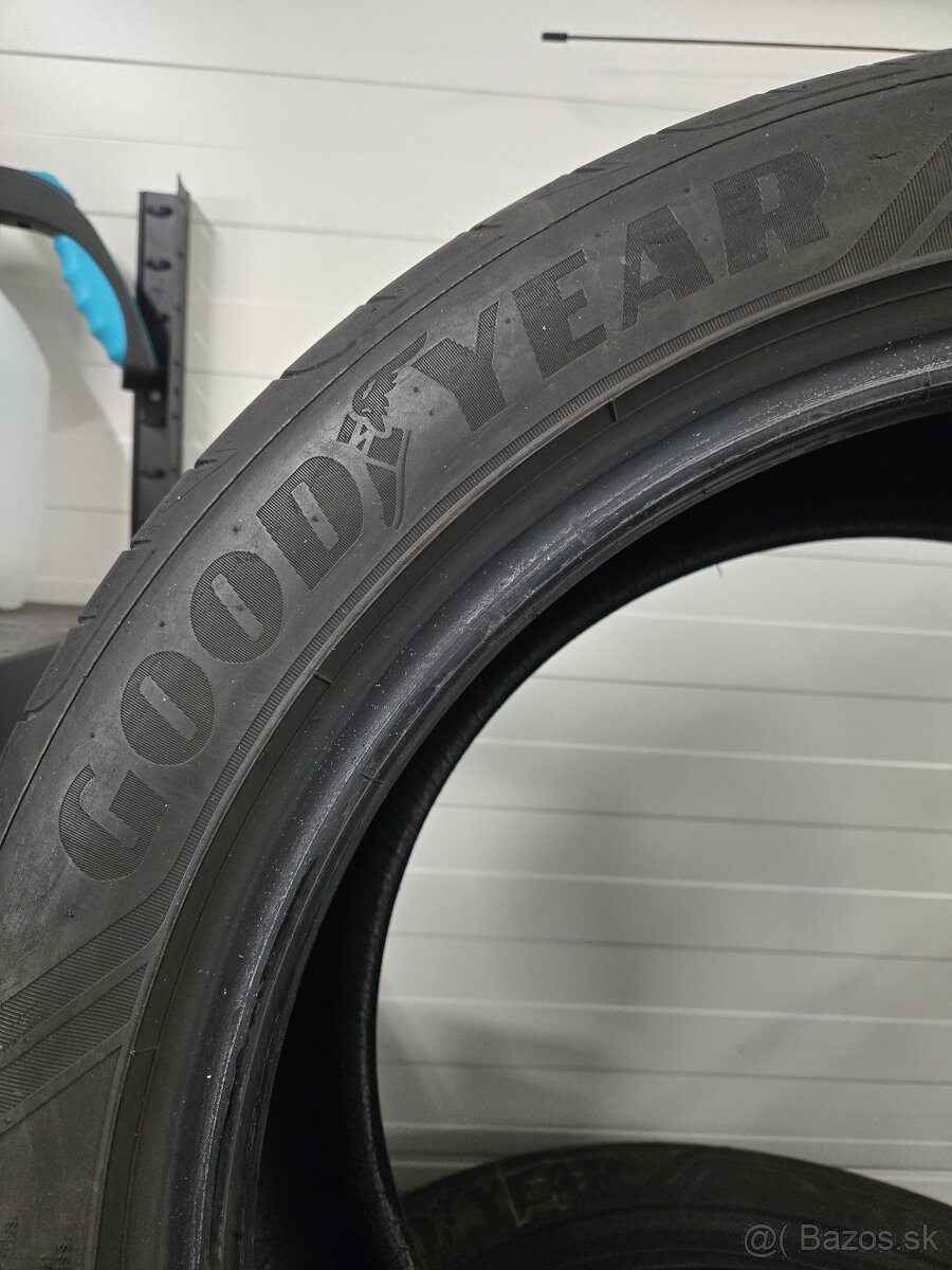 Good Year 245/45 R18 - 3