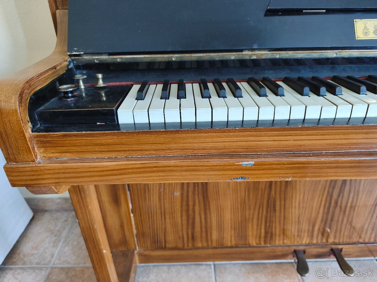 Predám starožitný klavír – krásny kus histórie s dušou - 3