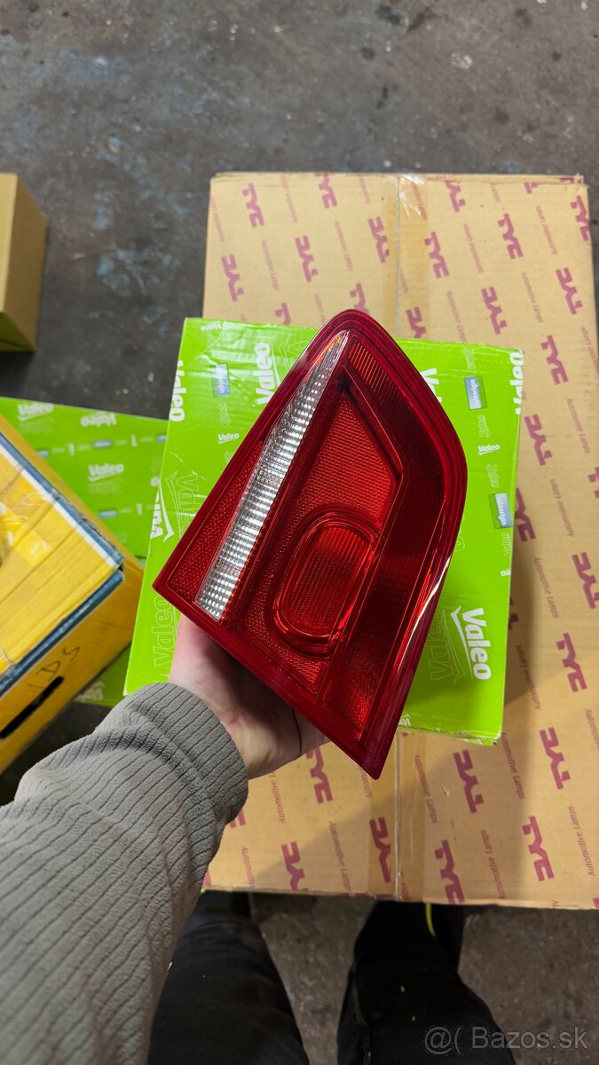 Zadný pravý svetlomet na Volkswagen Passat B7 - 3