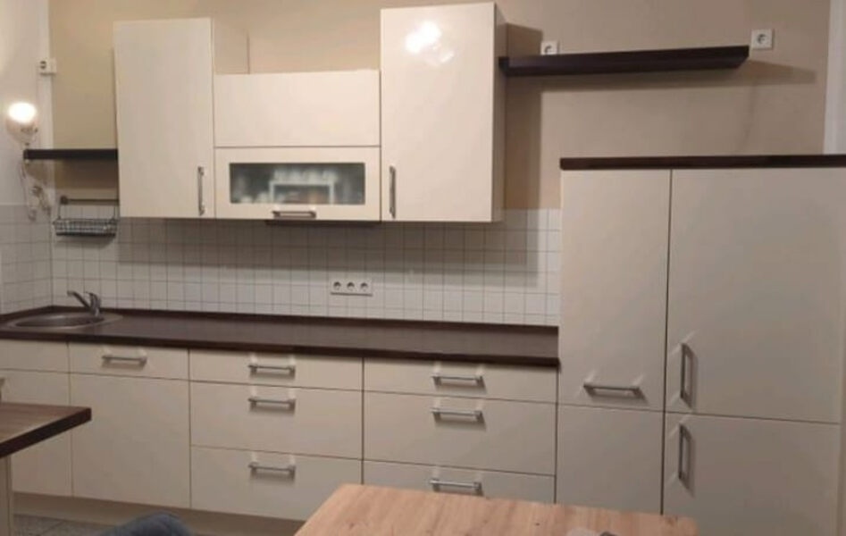 Krémová lesklá linka Nobilia se spotřebiči,5855 - 3