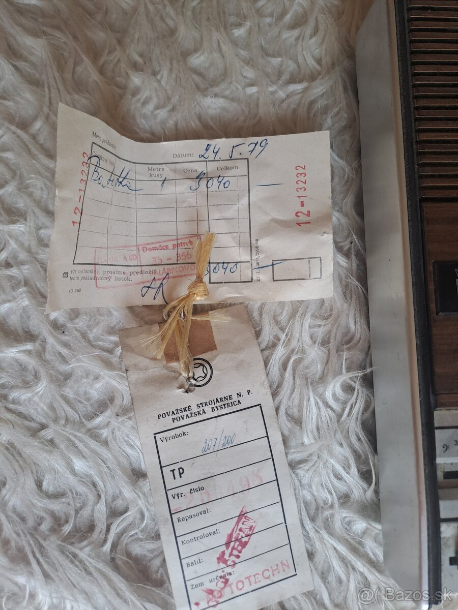 Kreslá, plagáty, rádio - 3