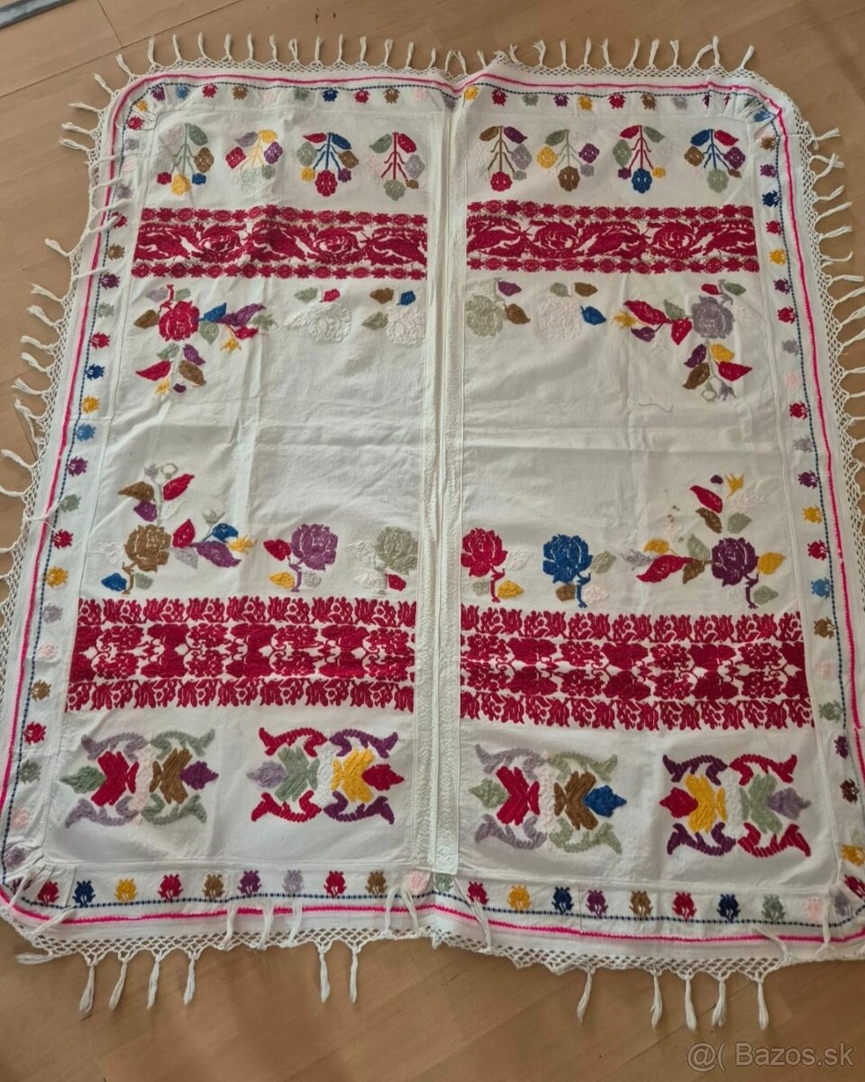 Bohato vyšívaný ľanový obrus - 3