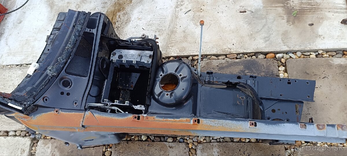 Pravy predny podblatnik a vystuha bmw e32 - 3