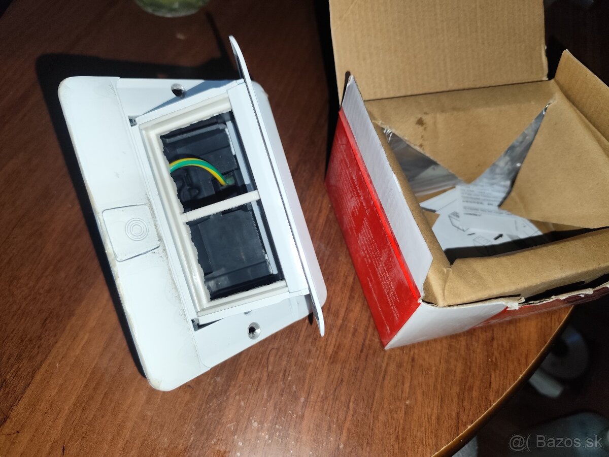 Legrand Pop-up rámik výklopný a moduly doň - 3