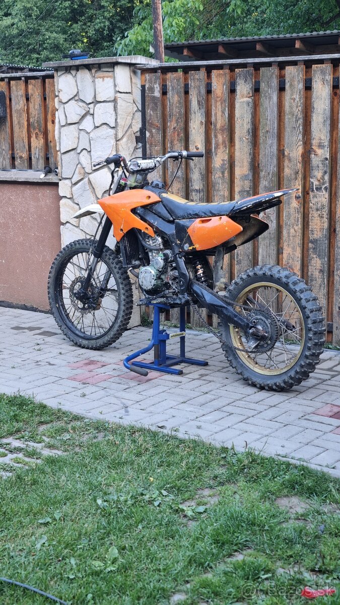 Predam tento pitbike 250cc vodou chladený