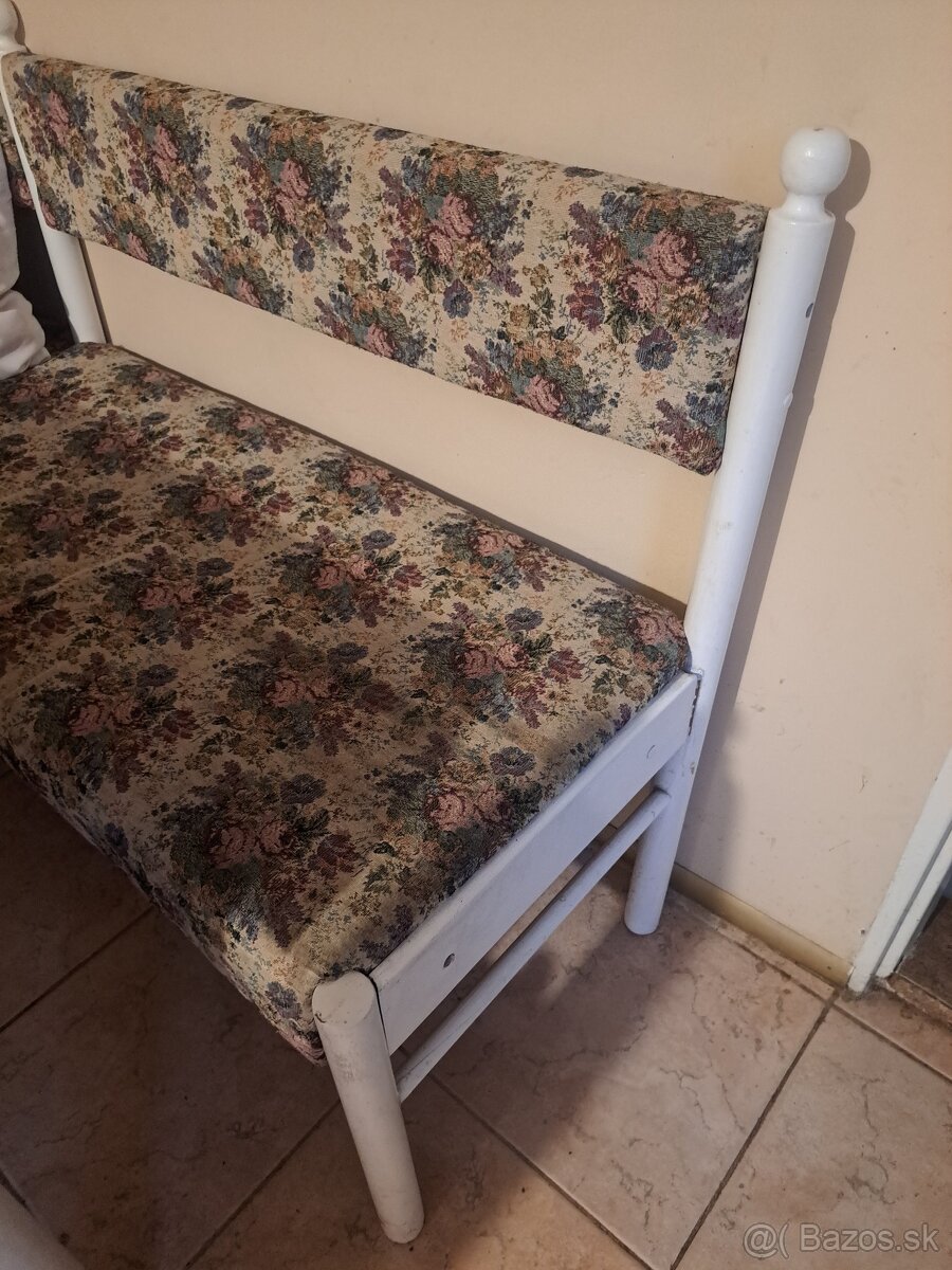 Kuchynska rohová lavica, stol, 2 stolicky, jedna taburetka.. - 3