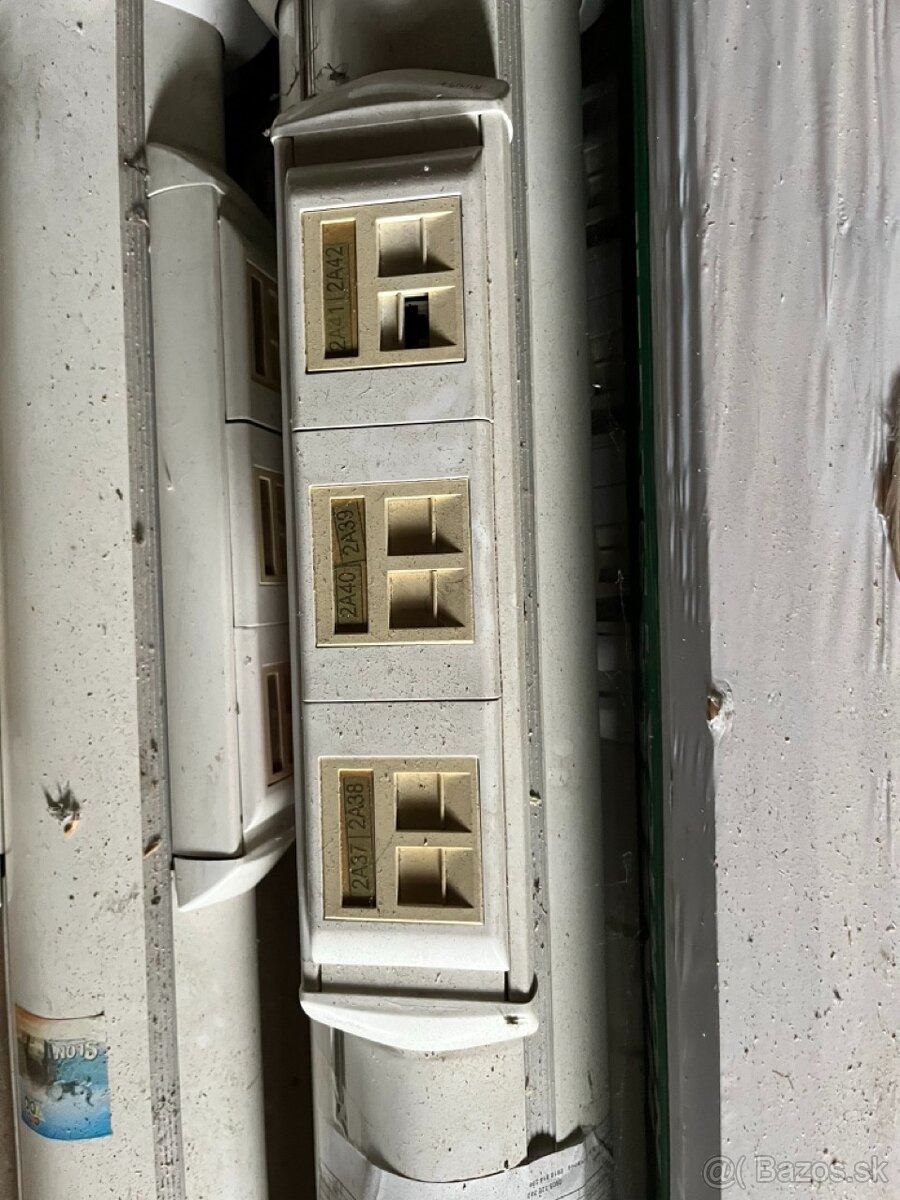 Legrand instalacne stlpiky so zasuvkami - 3