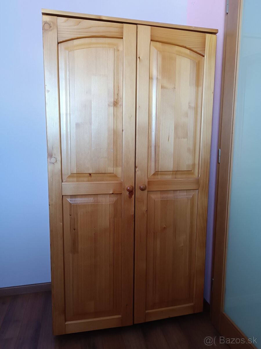 Masívny nábytok do izby - stôl, skrine, police, CD stojan - 3