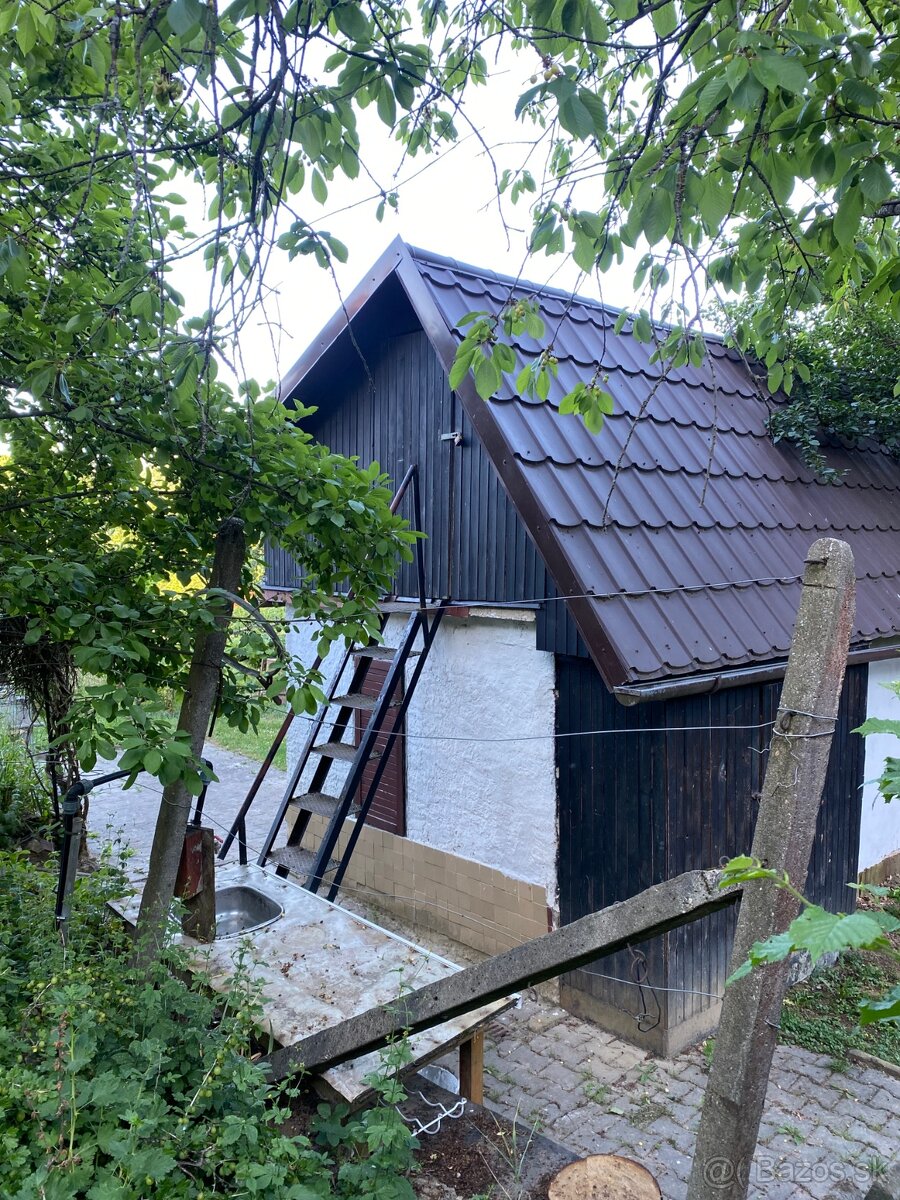 Záhrada s murovanou chatou - 3