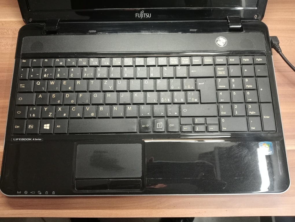 predám FUJITSU LIFEBOOK A531 , Windows 7 ,bez baterky - 3