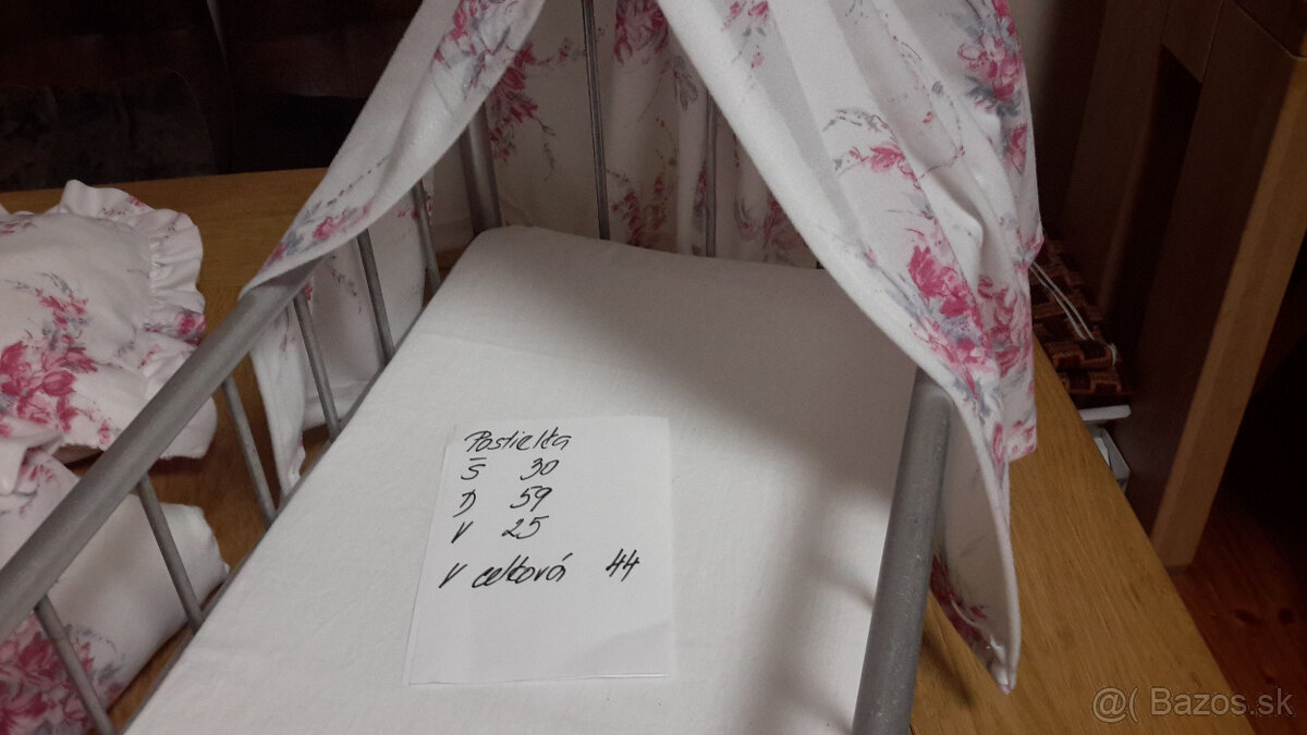 stará kovová postieľka pre bábiky s nebesami - 3