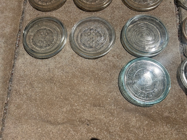 Predám zavaraninové poháre so sklenným viečkom, staré fľaše - 3