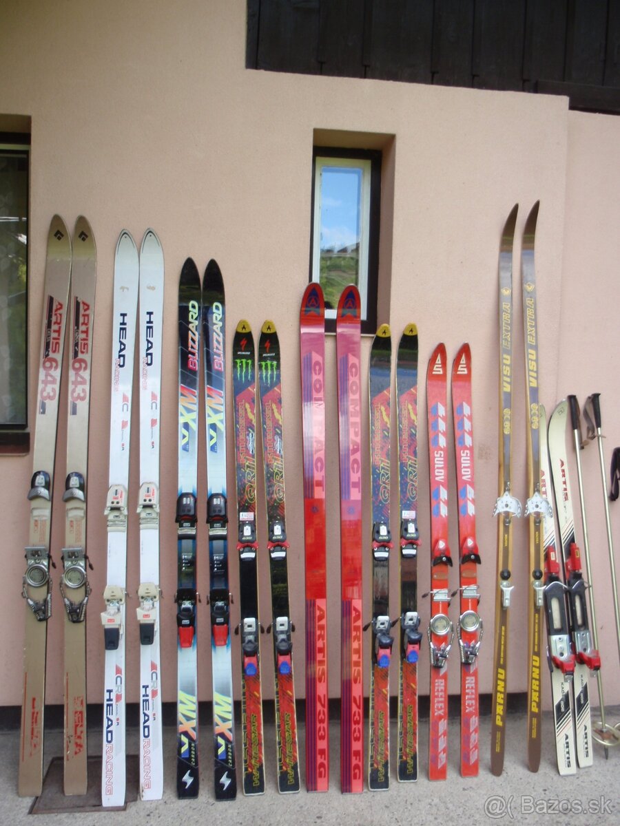 Lyžařská výbava - 9 párů lyží, hůlky, boty - 3