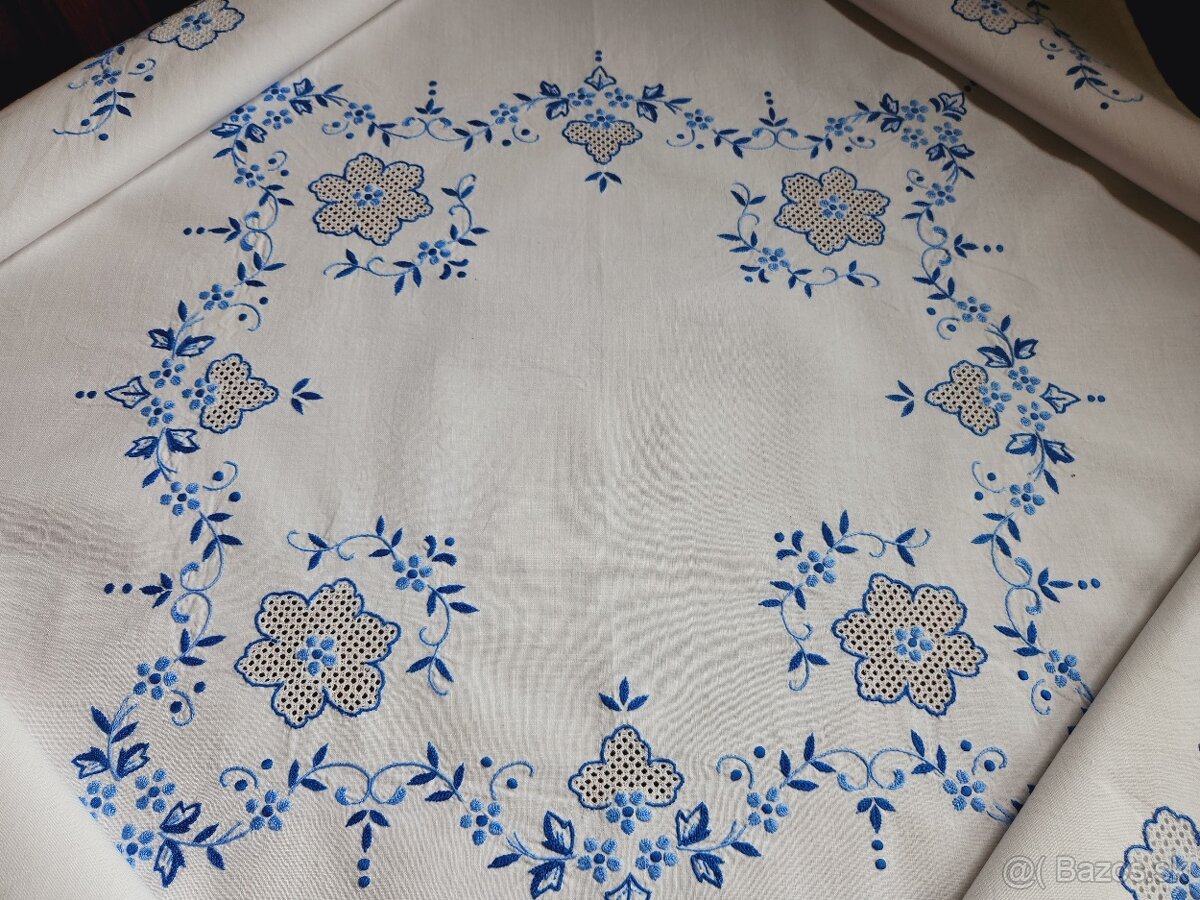 Krásny biely obrus zdobený bohatou modrou výšivkou kvietkov - 3