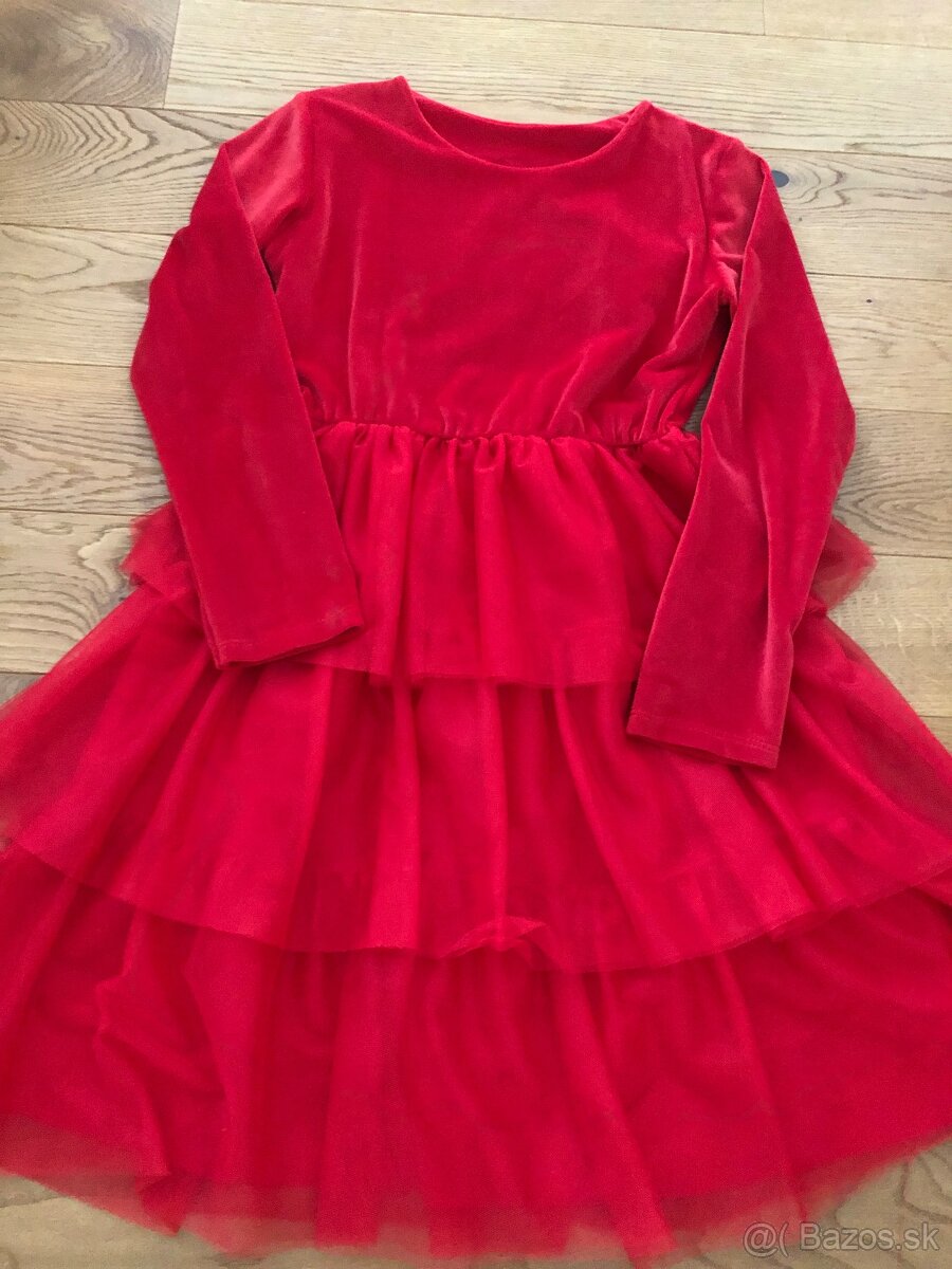Červené šaty ideálne na vianočné fotenie - 3