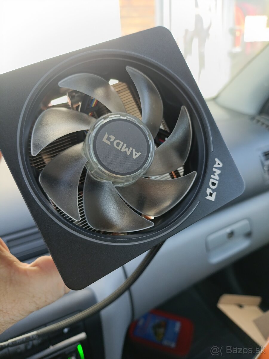 Predám AMD chladič procesora Wraith Prism - 3