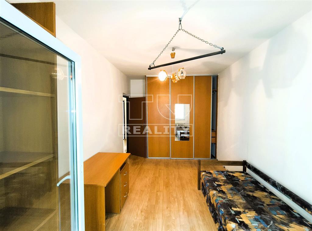 Prenájom, 3 izbový byt s lódžiou, 2. poschodie,... - 3